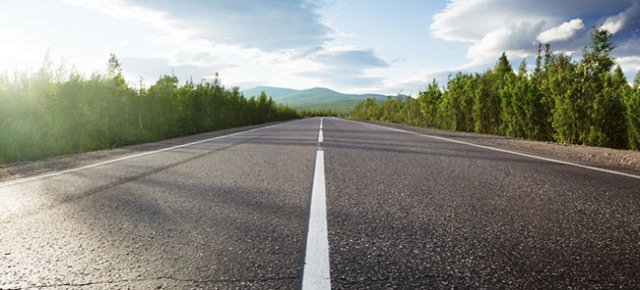 Uomo russo ruba l'asfalto di un'intera strada