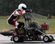 Va a 112 km/h con un carrello della spesa