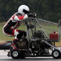 Va a 112 km/h con un carrello della spesa