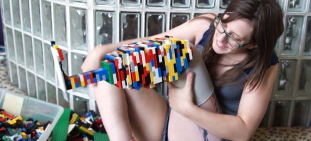 Costruisce una protesi con i Lego