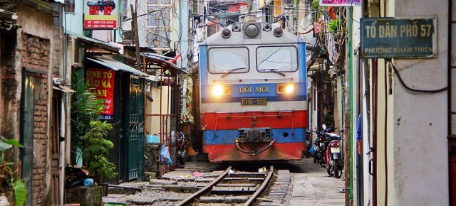 Il treno che passa tra le case