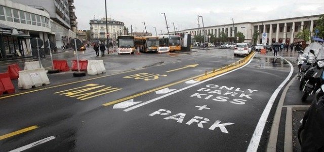 Corsia per gli ultimi baci nella stazione