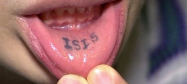 Si tatua ISIS nella bocca: licenziato