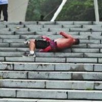 Si massaggia rotolando giù per le scale
