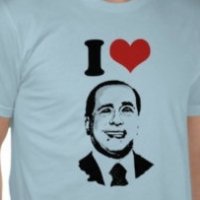 A scuola con la maglia di Berlusconi