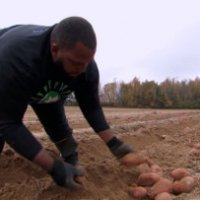 Rinuncia a contratto milionario per i poveri