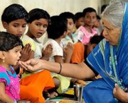 La donna che ha adottato 1500 bambini