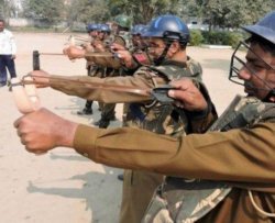 La polizia indiana che spara polpette al chili