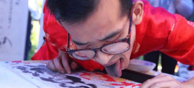 Questo pittore dipinge usando la lingua