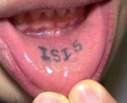Si tatua ISIS nella bocca: licenziato