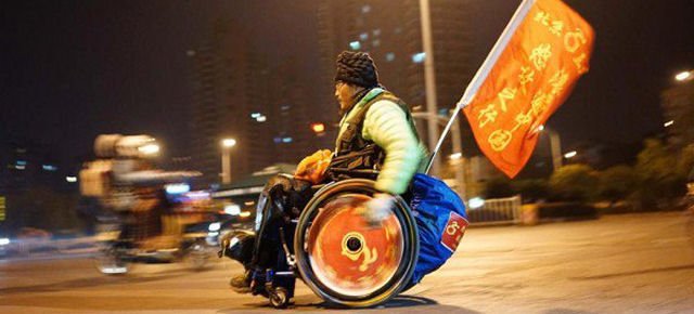 Paraplegico attraversa la Cina in carrozzina