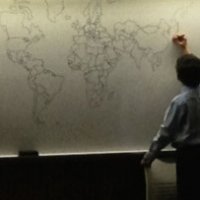 Bambino autistico disegna il mondo a memoria