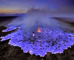 Il vulcano dalla lava blu