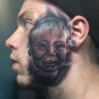 Si fa tatuare il volto del figlio in faccia