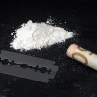 Cerca di pagare una bolletta con cocaina