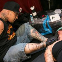 Nato senza braccia, fa tatuaggi con i piedi