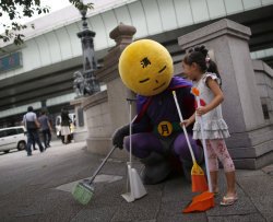 Un supereroe pulisce le strade giapponesi