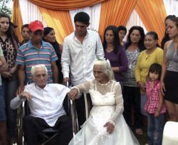 Si sposano dopo 80 anni di fidanzamento