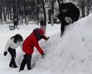 Città dipinge la neve per nascondere l'inquinamento