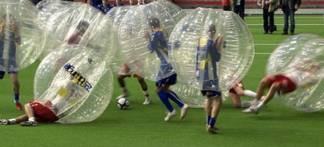 Il calcio nella bolla, ecco un nuovo sport