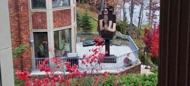 Una scultura per vendicarsi della ex moglie