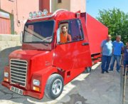 Ha costruito un camion con le sue mani