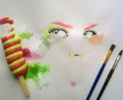 Dipinge usando i gelati come colori