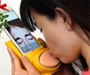 L'accessorio per baciare con gli smartphone