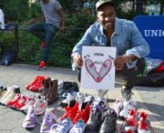 L'uomo che regala scarpe ai senzatetto
