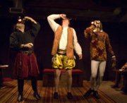 Compagnia recita Shakespeare ubriaca