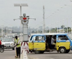 Robot dirigono il traffico in Congo