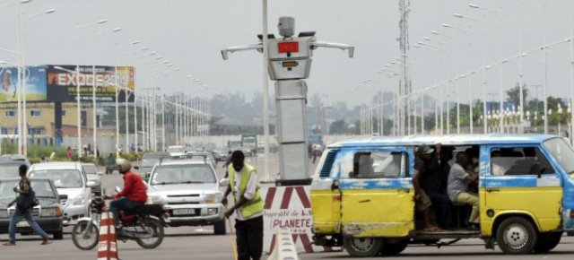 Robot dirigono il traffico in Congo