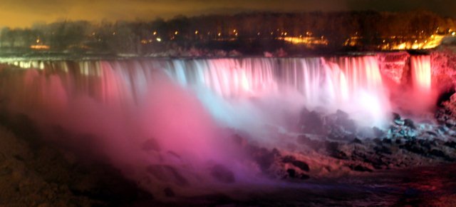 Un festival colora le cascate del Niagara