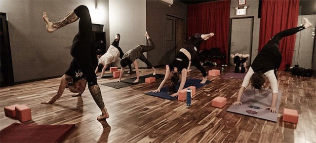 Yoga al ritmo di musica metal