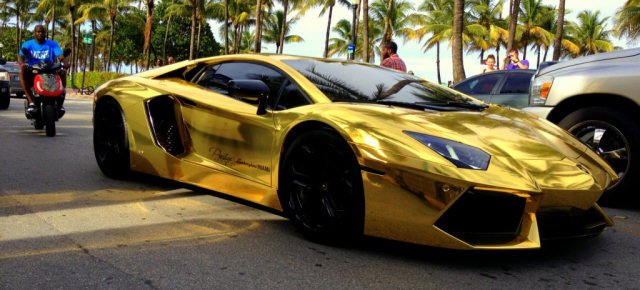 Lamborghini d'oro a Parigi