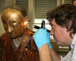 Una mummia dentro la statua