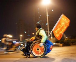 Paraplegico attraversa la Cina in carrozzina
