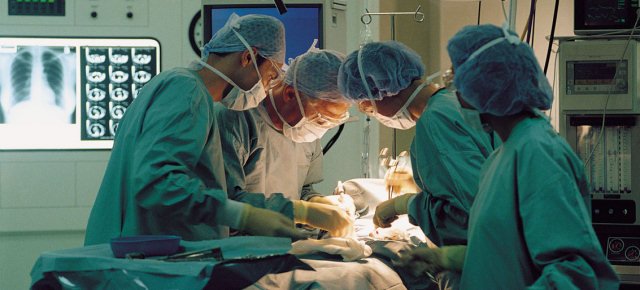 Chirurgo firma gli organi dei suoi pazienti