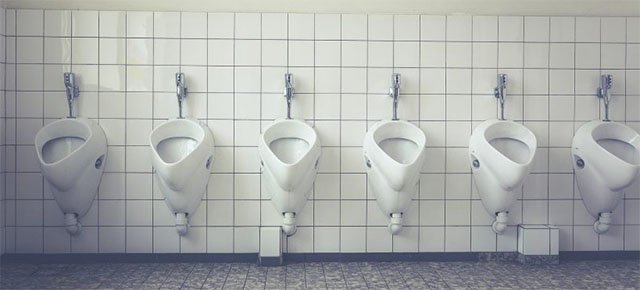 Trova l'amore chiamando un numero in bagno