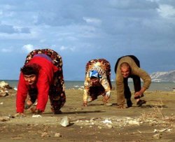 La famiglia turca che cammina a 4 zampe