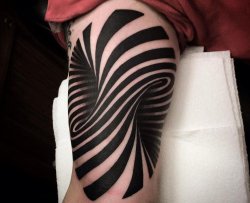 Tatuaggio con effetto ottico