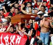 Tifosi portano bara allo stadio