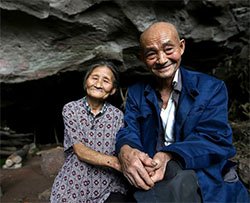Coppia vive in una caverna per 54 anni