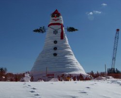 Un pupazzo di neve gigantesco