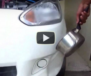 Versa acqua bollente sull'auto, sembra folle ma è geniale!