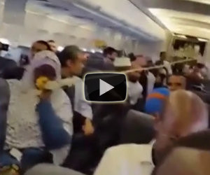 Incredibile atterraggio d'emergenza di un aereo con un buco nel fianco