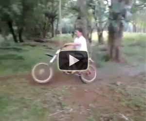 Altalena con una motocicletta