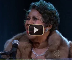 A 73 anni Aretha Franklin si siede al pianoforte ed emoziona tutti