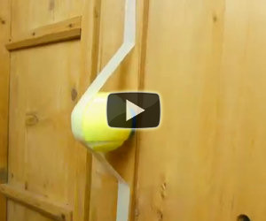 Attacca delle palle da tennis nell'armadio, il motivo è geniale