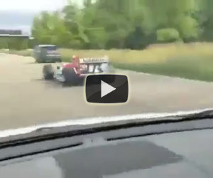 Auto di F1 sorpassa in autostrada